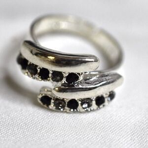 NWOT Snazzy Bypass Black Rhinestone Silver Tone Metal Adj Size 9-10 Y2K Ring